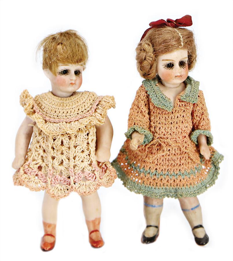 2 pieces, all-bisque dolls, 9.5 and  10 cm, socket (1 of 1)