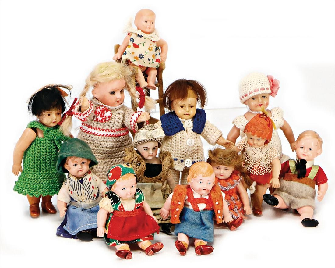 mixed lot of dollhouse dolls, 1900-1930, celluloid and: mixed lot of dollhouse dolls, 1900-1930, celluloid and porcelain, 13 pieces, 7.5 - 12 cm German Description Konv. Puppenstuben-Puppen, 1900-1930, Celluloid u. Porzellan, 13 Teile, 7,5 - 12 cm