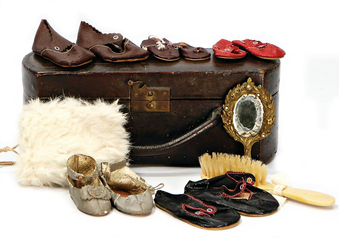 brushes casket, filled with 5 pair of doll shoes,: brushes casket, filled with 5 pair of doll shoes, different condition, 1 mirror, brush, muff German Description Bürsten-Schatulle, gefüllt mit 5 Paar Puppenschuhe, untersch. Zust., 1 Spiegel, Bürst