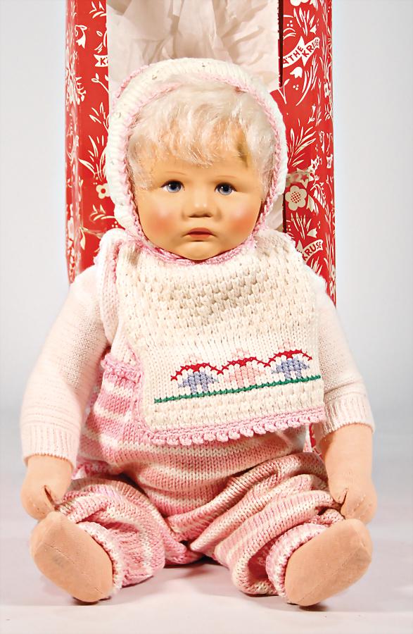 KÄTHE KRUSE Du Mein, neuere Produktion,: KÄTHE KRUSE Du Mein, neuere Produktion, Kunststoff-Kopf, 50 cm, sehr guter Zust., im Orig.-Kart., Kart. verschlissen German Description KÄTHE KRUSE Du Mein, neuere Produktion, Kunststoff-Kopf, 50 cm