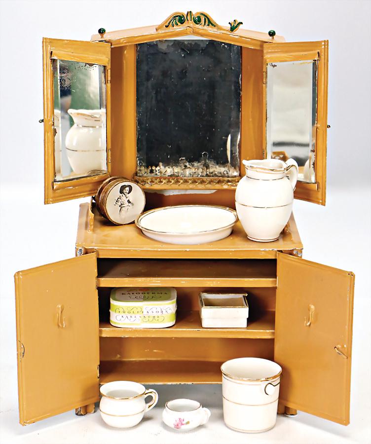 wohl BING Waschtisch-Schrank, Blech, innen verspiegelt,: wohl BING Waschtisch-Schrank, Blech, innen verspiegelt, mit Zubehör, vorne u. seitl. Türen, ausgefallen, kompl. übermalt German Description wohl BING Waschtisch-Schrank, Blech, innen verspiegelt, m