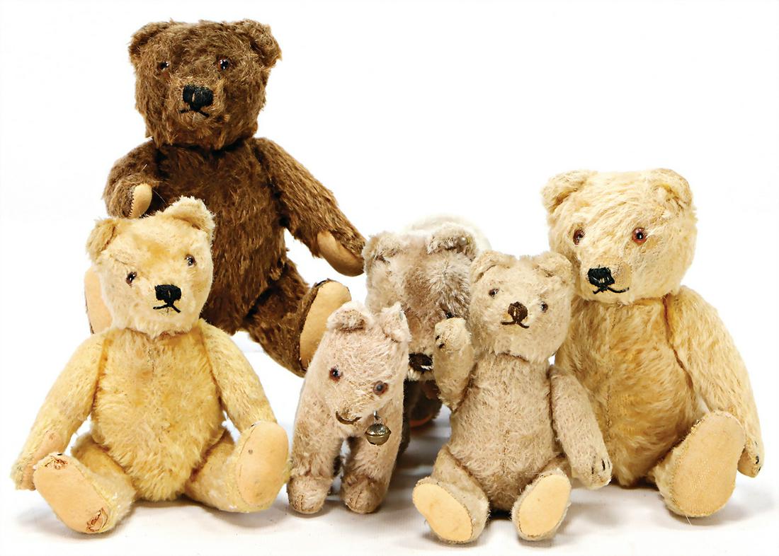 STEIFF Konv. Nachkrieg, Bär auf 4 Pfoten stehend, mit: STEIFF Konv. Nachkrieg, Bär auf 4 Pfoten stehend, mit Knopf, abgeliebt, Orig.-Teddy, dunkelbraun, 23 cm, ohne Knopf u. Schild, Druckstimme defekt, sonst bespielt, gut, Orig.-Teddy, 24 cm, Tatzen übe