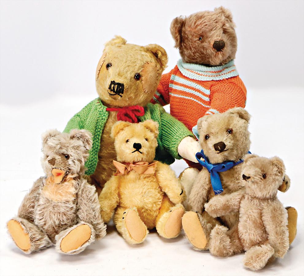 STEIFF Konv. Nachkrieg, Bären, 6 Teile, 27 cm, stärker: STEIFF Konv. Nachkrieg, Bären, 6 Teile, 27 cm, stärker bespielt, ausgebesserte Stellen, 4 Orig.-Teddy, 15-23 cm, bespielt - gut, ohne Knopf u. Schild, 1 kl. Zotty German Description STEIFF Konv. Nac