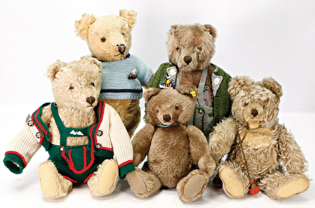 STEIFF Konv. Nachkrieg, Zotty, 36 cm, ohne Knopf u.: STEIFF Konv. Nachkrieg, Zotty, 36 cm, ohne Knopf u. Schild, bespielt, gut, Orig.-Teddy, 38 cm, mit Knopf, Stimme intakt, 1 paar Stellen Mohair-Verlust, Filz gut, Maskenbär, neuere Produktion, Orig.-T