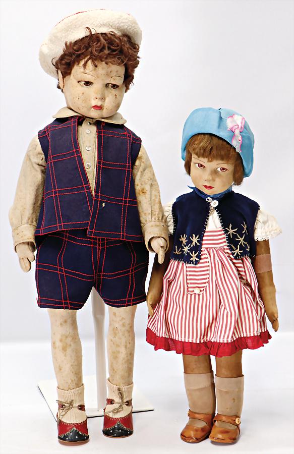 2 Filz-Puppen, wohl Norah Wellings, 1x Junge, 60 cm: 2 Filz-Puppen, wohl Norah Wellings, 1x Junge, 60 cm Mohair-Perücke, Orig.-Kleidung, Körper verschmutzt, einige Mottenlöcher, 1x Mädchen, 45 cm, Mohair-Perücke, Stoff-Körper, verfärbt, Oberarme 