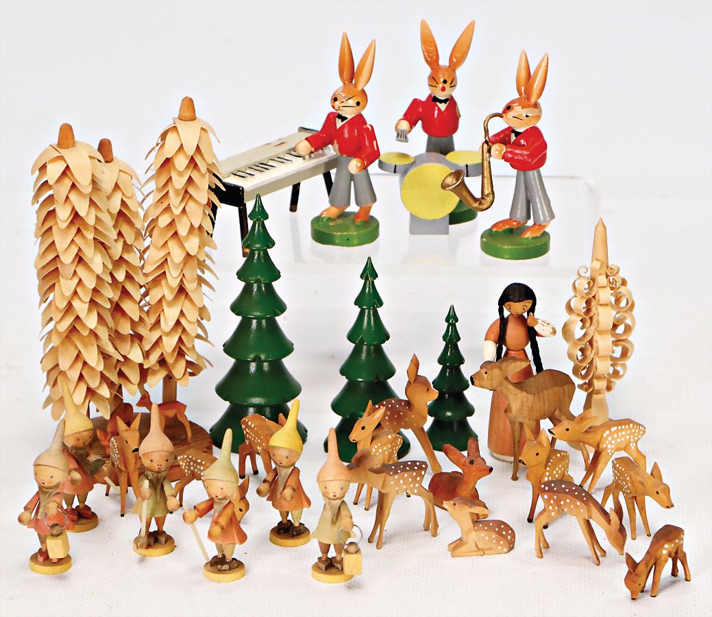 Konv. Holzfiguren, Schneewittchen u. 6 Zwerge, H: 4,5: Konv. Holzfiguren, Schneewittchen u. 6 Zwerge, H: 4,5 cm, einige Waldtiere, Spanbäume, 3 Teile Hasenkapelle German Description Konv. Holzfiguren, Schneewittchen u. 6 Zwerge, H: 4,5 cm, einige Waldtie