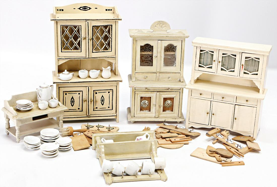 Konv. Puppenküchenteile, 3 Schränke, 26-28 cm,: Konv. Puppenküchenteile, 3 Schränke, 26-28 cm, Handtuchhalter, Porzellan-Teile, Waschtisch, schönes Konv., bitte besichtigen, meist um 1900 German Description Konv. Puppenküchenteile, 3 Schränke,