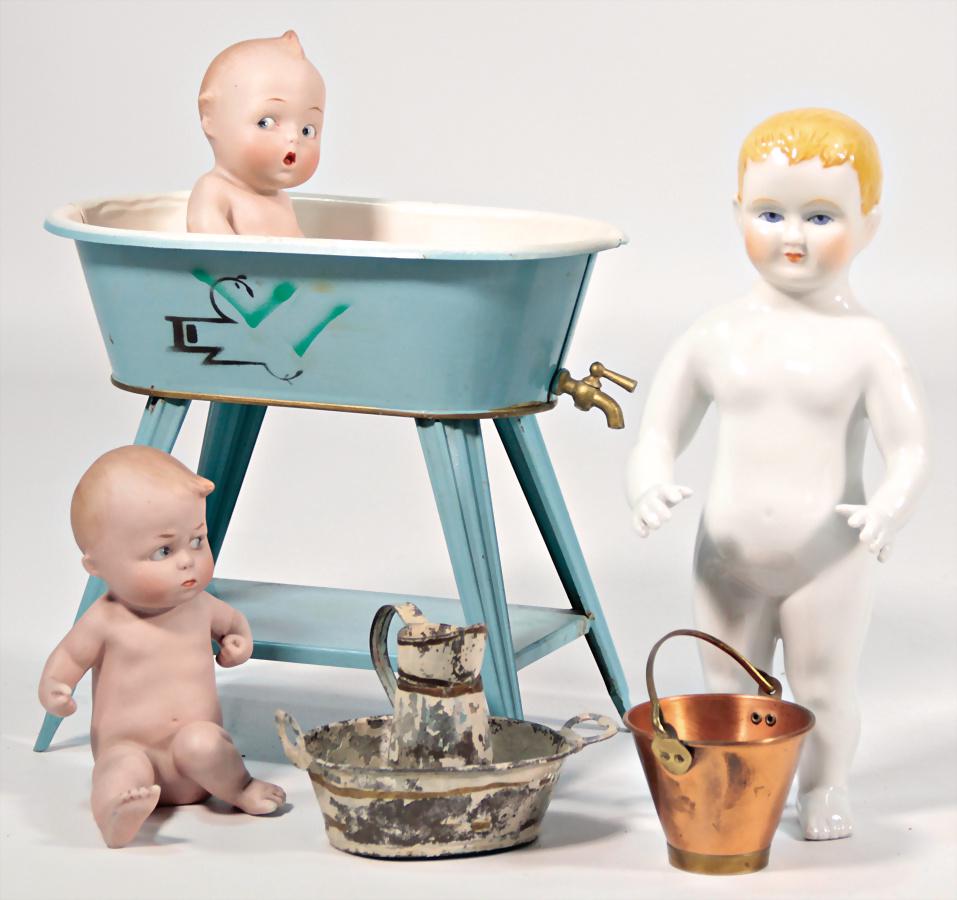 Badewanne, Blech, H:19,5 cm, guter Zust., 1 paar: Badewanne, Blech, H:19,5 cm, guter Zust., 1 paar Blechteile Lackfehler, Badepuppe Frozen Charly, 24 cm, 2 Ganzbiskuit Kewpie´s German Description Badewanne, Blech, H:19,5 cm, guter Zust., 1 paar Blec
