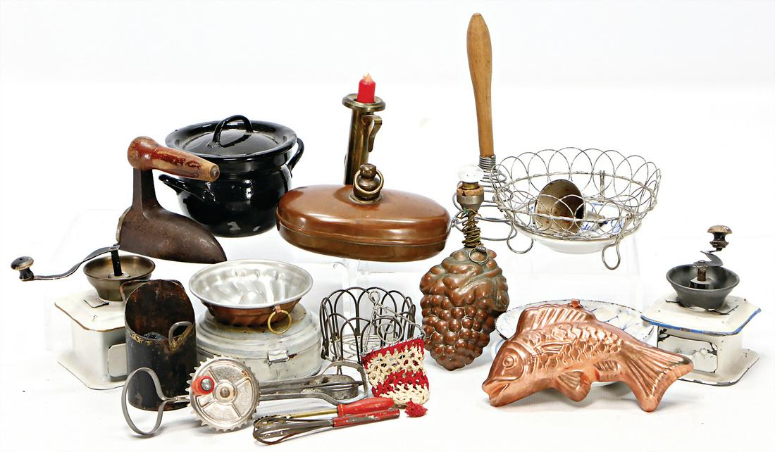 Konv. Puppenküchen-Teile, Porzellan-Teller, Leuchter, (1 of 1)