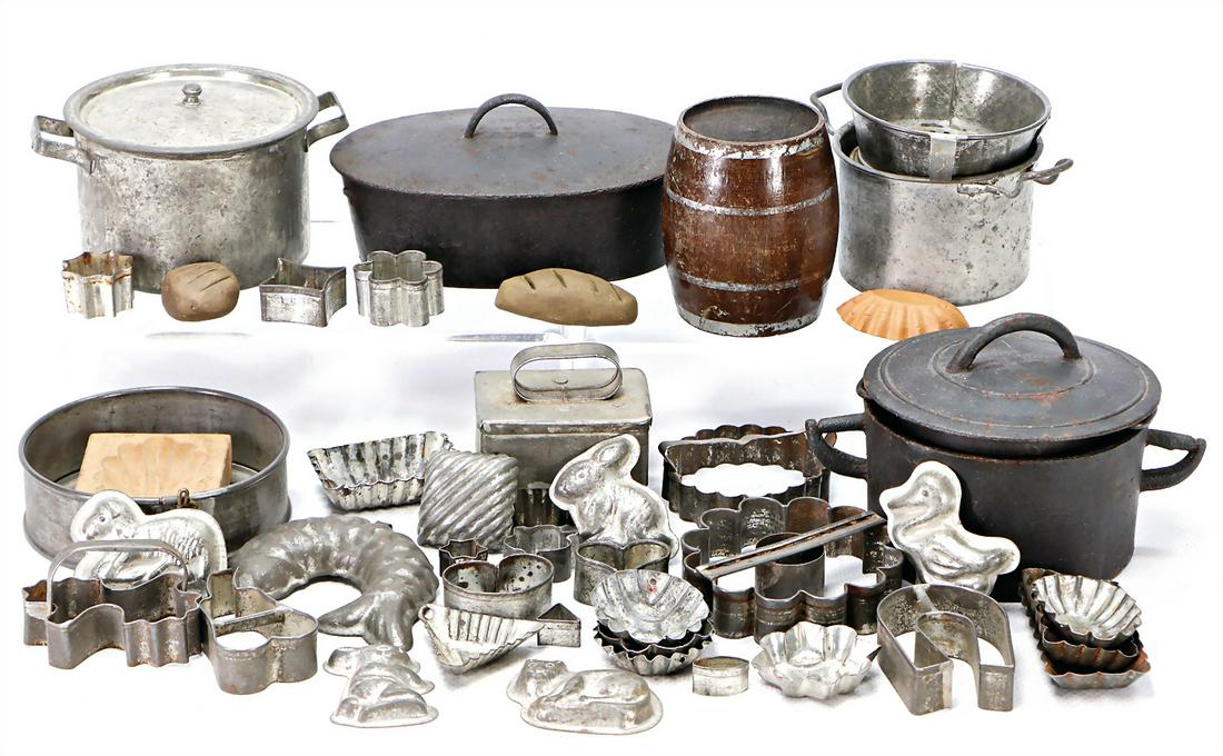 Konv. Puppenküchen-Teile, Weiss-Blech, Backformen,: Konv. Puppenküchen-Teile, Weiss-Blech, Backformen, Schüsseln, Siebe, Töpfe, Kleinteiler, 1900-1910 German Description Konv. Puppenküchen-Teile, Weiss-Blech, Backformen, Schüsseln, Siebe, Töpfe,