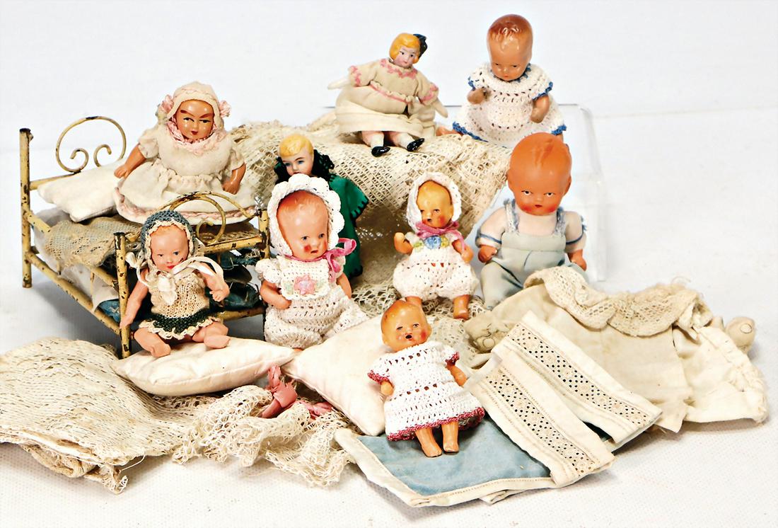 Puppenstuben-Puppen, Porzellan, Masse, Celluloid, 1: Puppenstuben-Puppen, Porzellan, Masse, Celluloid, 1 Puppenbett, Blech, Bettzeug, Gardinen, 1 Bett, Blech, 12 cm German Description Puppenstuben-Puppen, Porzellan, Masse, Celluloid, 1 Puppenbett, Blech
