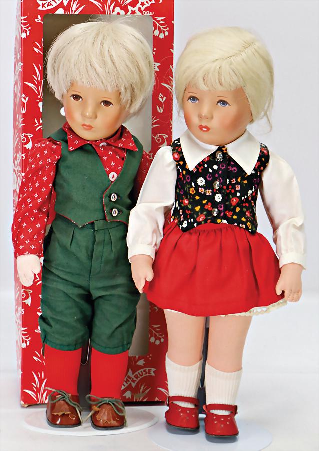 KÄTHE KRUSE Puppenpaar, Kunststoffkopf, unbespielt, 1x: KÄTHE KRUSE Puppenpaar, Kunststoffkopf, unbespielt, 1x im Orig.-Kart., 35 cm German Description KÄTHE KRUSE Puppenpaar, Kunststoffkopf, unbespielt, 1x im Orig.-Kart., 35 cm