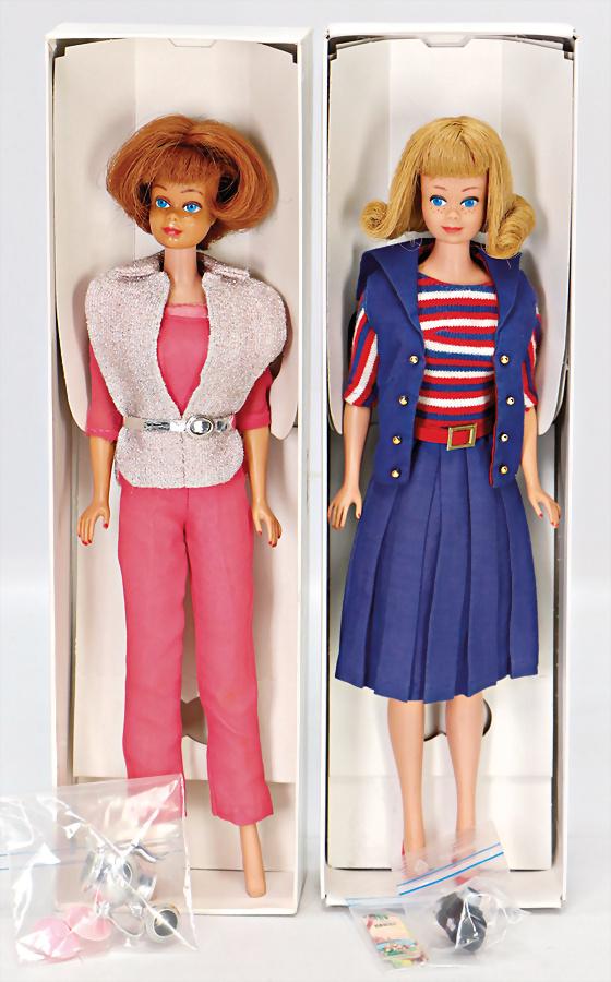MATTEL 2x Midge, 1x blond, Straight Leg, in Outfit #: MATTEL 2x Midge, 1x blond, Straight Leg, in Outfit # 1631, Aboard Ship, Kamera u. 1 Karte fehlt, 1x Midge, rothaarig, Oily-Face, in Outfit # 1632, Invitation to Tea, Schuhe u. 2 Tassen, Overall seitl.