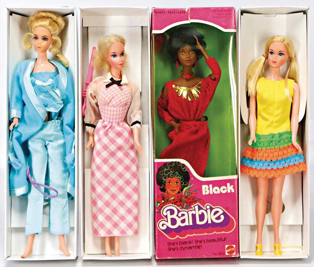 MATTEL 4x Barbie, 1x Black Barbie, unbespielt im: MATTEL 4x Barbie, 1x Black Barbie, unbespielt im Orig.-Kart., 3x Barbie bespielt, davon 1x growing Hair Barbie, Beine lose German Description MATTEL 4x Barbie, 1x Black Barbie, unbespielt im Orig.-Kar