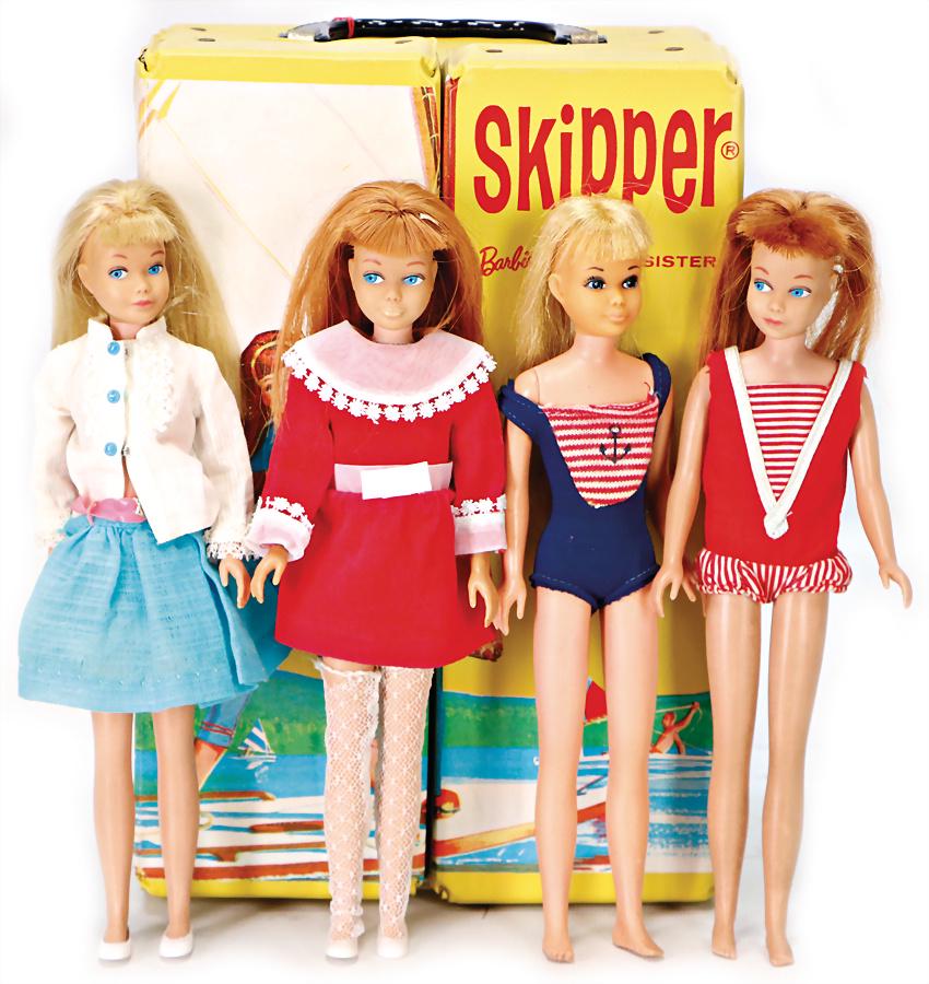 MATTEL 4x Skipper, bespielt, bekleidet, dazu 1: MATTEL 4x Skipper, bespielt, bekleidet, dazu 1 Doll-Case, an einigen Stellen etwas eingerissen German Description MATTEL 4x Skipper, bespielt, bekleidet, dazu 1 Doll-Case, an einigen Stellen etwas ein