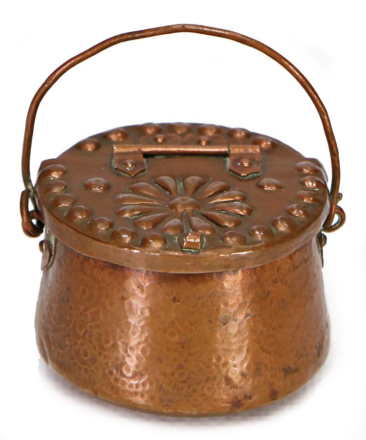 accessories for an early kitchen with chimney hood, (1 of 1)