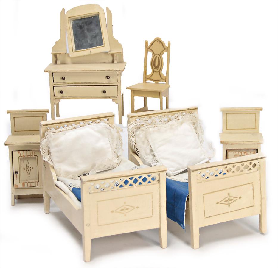 GOTTSCHALK bedroom furniture, 2 beds, 19 cm, 2: GOTTSCHALK bedroom furniture, 2 beds, 19 cm, 2 nightstands, mirrored wardrobe, stool, original condition, small places with loss of paint German Description GOTTSCHALK Schlafzimmer-Möbel, 2 Betten, 1
