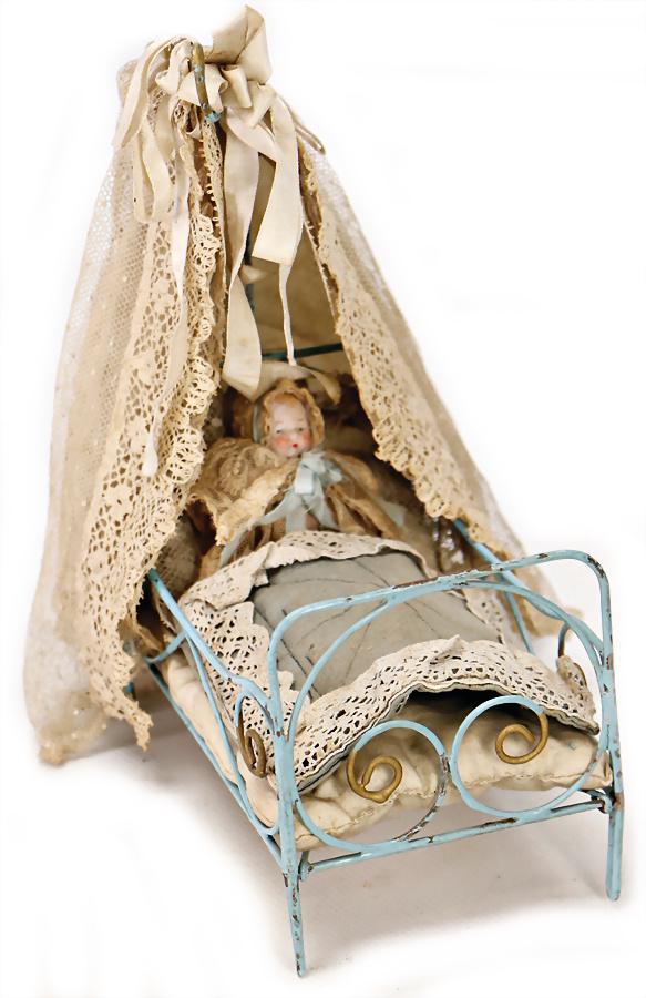 doll's bed, wire work, lenght: 16.5 cm, handpainted, (1 of 1)