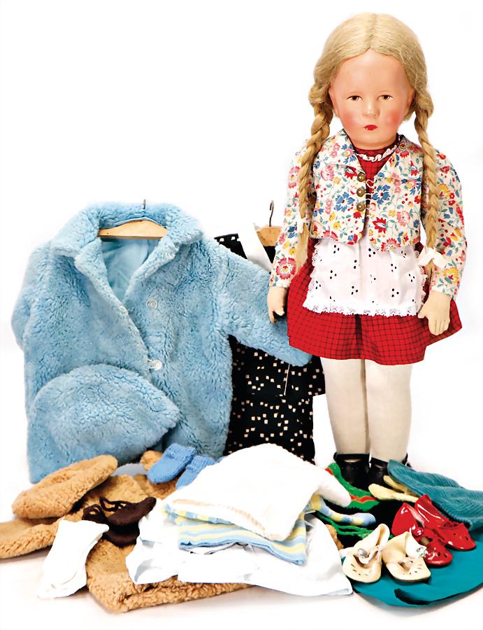 KÄTHE KRUSE girl, Ilsebill, pre-war era, doll was once: KÄTHE KRUSE girl, Ilsebill, pre-war era, doll was once freshened up by KÄTHE KRUSE , head is possibly more recent, richly clothes, from different periods German Description KÄTHE KRUSE Mädch