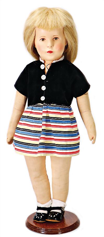 KÄTHE KRUSE girl, postwar era, 50 cm, plastic head, old: KÄTHE KRUSE girl, postwar era, 50 cm, plastic head, old clothes are except of minimally scratches in good condition German Description KÄTHE KRUSE Mädchen, Nachkrieg, 50 cm, Kunststoffkopf, alte Kl