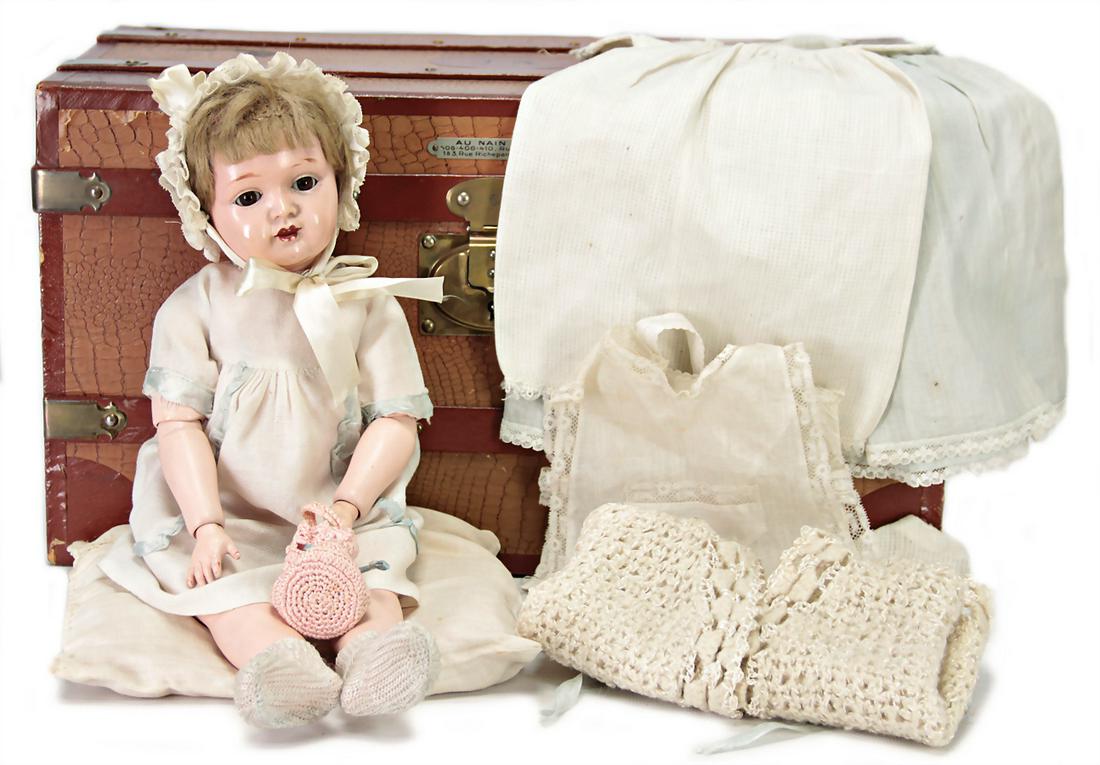Trousseau, suitcase, width: 44 cm, with KÄMMER &: Trousseau, suitcase, width: 44 cm, with KÄMMER & REINHARD 717 (117 N in celluloid), 40 cm, brown sleepy eyes, opened mouth, upper teeth, Toddler body, with pulled up knee joints, the original moh