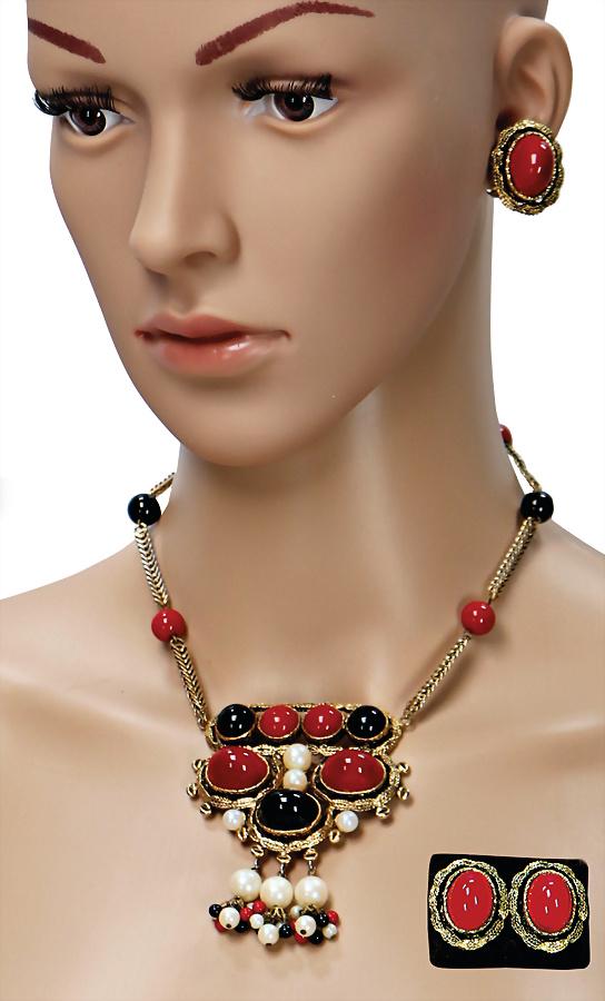 CHRISTIAN DIOR tight unusual ladies chain , with: CHRISTIAN DIOR tight unusual ladies chain , with richly pearls and set with stones, gold colored, stamped 1970 Chr. DIOR, Germany, elaborately produced, with suitable Ladies' ear clips, also with Chr.