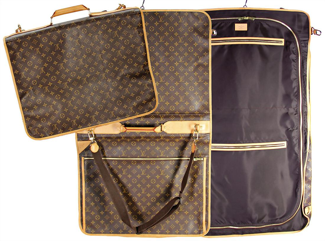 LOUIS VUITTON suit bag, model: Portable Cabin, Monogram: LOUIS VUITTON suit bag, model: Portable Cabin, Monogram Canvas, natural cowskin, size adjustable shoulder strap made of fabric, gold colored fittings, 2 carrying handles, width: 56 cm, height: 45 cm,