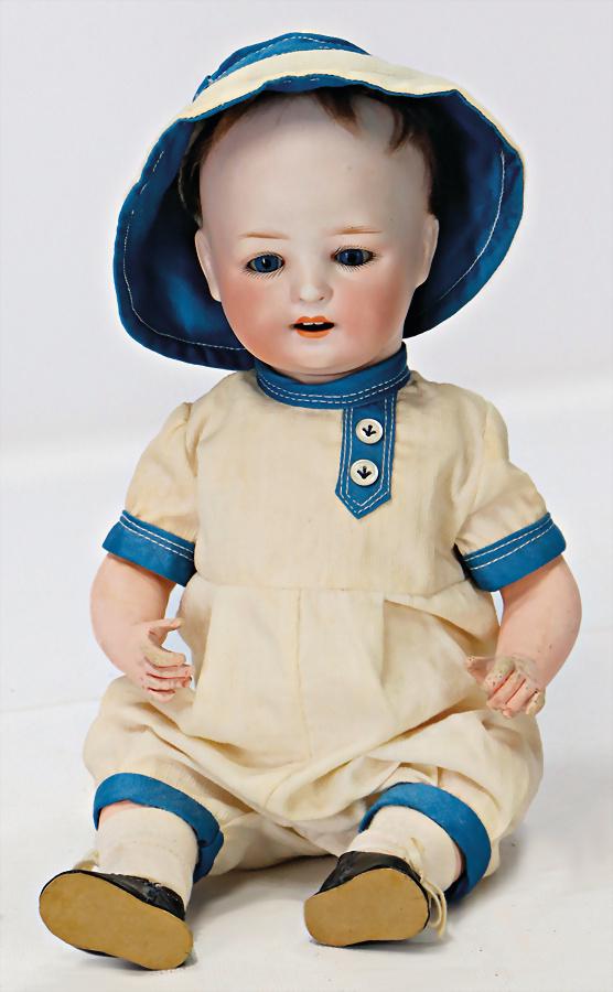 PORZELLANFABRIK MENGERSGEREUTH: PORZELLANFABRIK MENGERSGEREUTH Biskuit-Porzellankopf-Puppe, Grete, 32 cm, Charakter-Baby, blaue Schlafaugen, off. Mund, oben Zähne, Sitzbaby-Körper mit untersch. Handhaltung u. leicht abstehehdem Ze