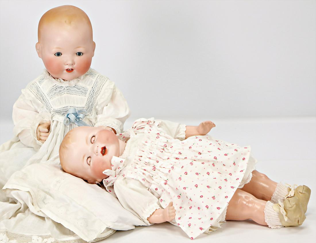 2 Porzellankopf-Babys, Vollkopf, 1x Einbindekopf, gem.: 2 Porzellankopf-Babys, Vollkopf, 1x Einbindekopf, gem. Baby Gloria Gernany, braune Schlafaugen, off. Mund, oben Zähne, Kinngrübchen, Stoffkörper, Masse-Arme u. Unterschenkel, 42 cm, 1x AM gem. 351,