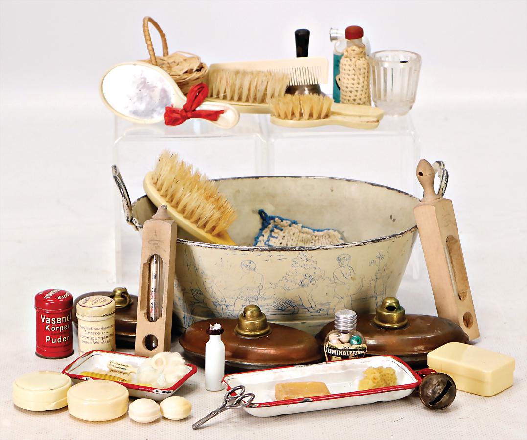 Blech-Badewanne mit Kindermotive, L: 21 cm, mit reichh.: Blech-Badewanne mit Kindermotive, L: 21 cm, mit reichh. Inhalt, wie Bettflaschen, Bürsten, Kämme, 2 Thermometer, u. Kleinteile für Waschtisch, Celluloid-Döschen u.a.