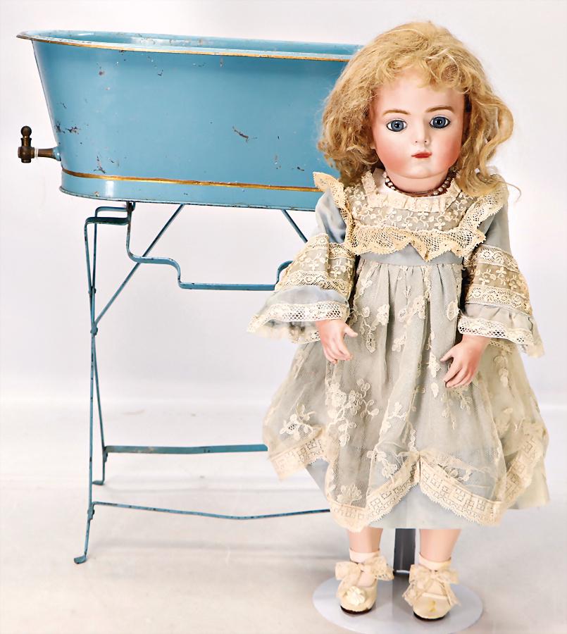 Puppenbadewanne, Blech, mit Auslaßhahn, altersbed.: Puppenbadewanne, Blech, mit Auslaßhahn, altersbed. Farbabplatzer, L: 43 cm, dazu 1 BRUE Reproduktion, von 1980, Korkdeckel, blaue Glasaugen, geschl. Mund, Gliederkörper, Echthaar-Perücke, 40 cm