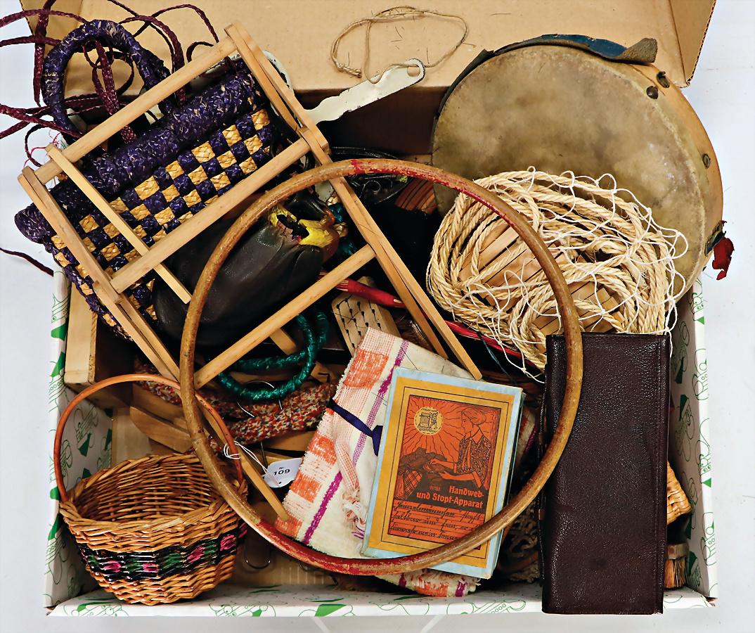 Fundkiste, darin Puppen-Kleiderbügel, Holz, einige (1 of 1)