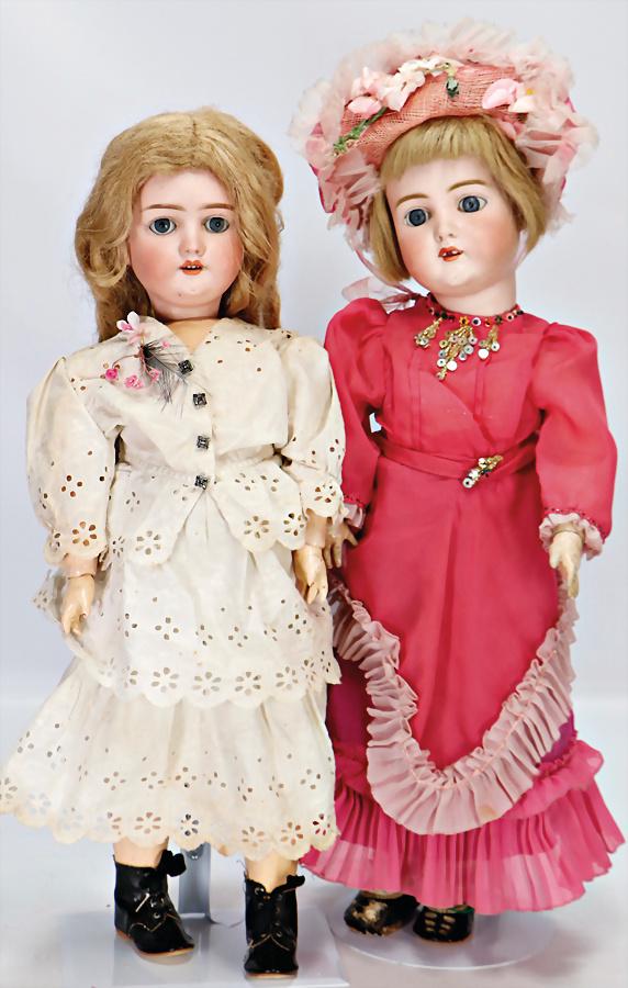 2 Porzellankopf-Puppen, 1x gem. BRUNO SCHMIDT Nr. 9,: 2 Porzellankopf-Puppen, 1x gem. BRUNO SCHMIDT Nr. 9, Haarriss am Hinterkopf, blaue fest einges. Glasaugen, off. Mund, Zähne, 1 Zahn fehlt, durchst. Ohren, jew. Chip am Ohrloch, Masse-Gliederkörper,