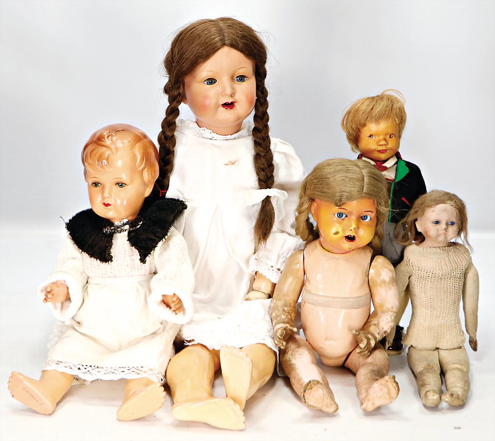5 Puppen, darunter 1x KRAMER Holzkopf-Puppe, 1x: 5 Puppen, darunter 1x KRAMER Holzkopf-Puppe, 1x Kunststoff-Puppe der Fa. ROCHE, Hinterkopf geklebt, Papiermaché-Brustblattkopf-Puppe, mit fest einges. Glasaugen, Mohair-Perücke, etwas ausgegangen, a