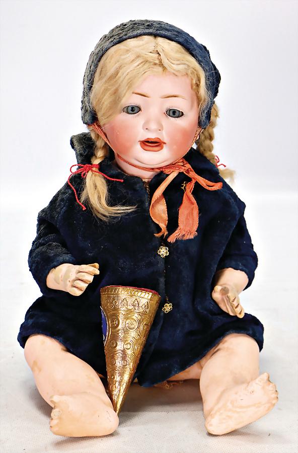 HERTEL, SCHWAB & CO Porzellankopf-Puppe, gem. Germany: HERTEL, SCHWAB & CO Porzellankopf-Puppe, gem. Germany 152, blaue Schlafaugen, off. Mund, Zähne oben, Mohair-Perücke, auf Masse-Sitzbaby-Körper mit abstehendem Zeh, Fingerspitzen bestoßen, Farbe et