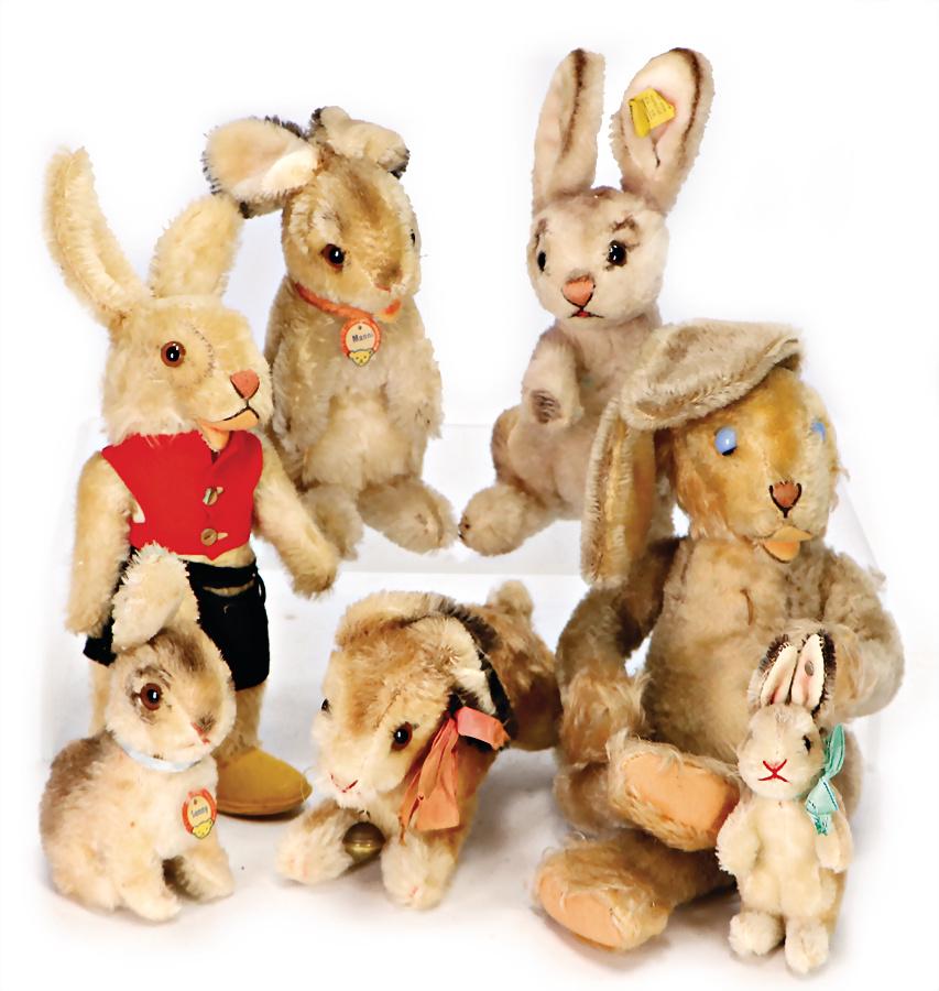 STEIFF 7 Hasen, alle bespielt, darunter Lulac, ohne: STEIFF 7 Hasen, alle bespielt, darunter Lulac, ohne Knopf, Schild u. Fahne, Manni, mit Knopf, Schild u. Teilfahne, Sonny, mit Schild, 1 Hase aufwartend mit Knopf u. Fahne, fliederfarbenes Fell, gem. 4