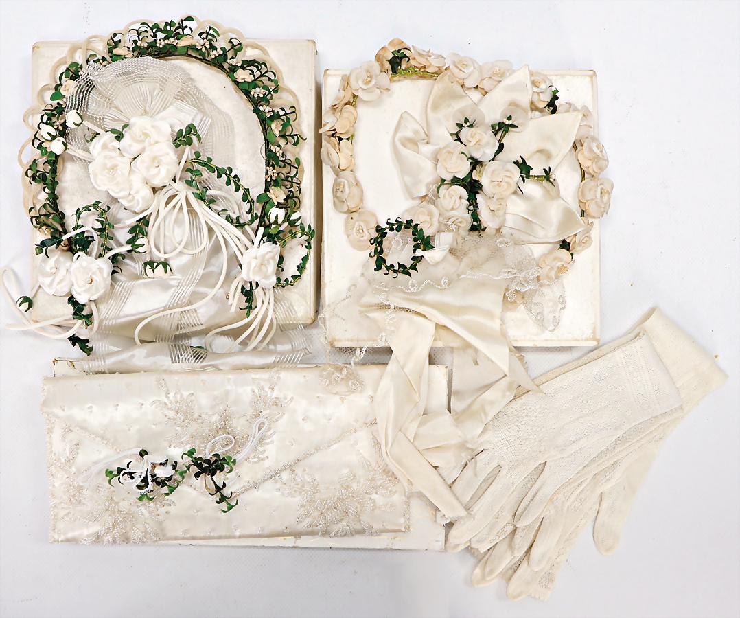 Hochzeitsset, Haube, Kränze, weiße Handschuhe, Tasche,: Hochzeitsset, Haube, Kränze, weiße Handschuhe, Tasche, Seide bestickt