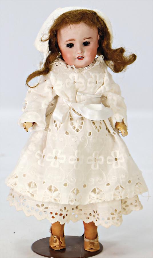 SFBJ PARIS Biskuit-Porzellankopf-Puppe, 25 cm, braune: SFBJ PARIS Biskuit-Porzellankopf-Puppe, 25 cm, braune Schlafaugen, off. Mund, oben Zähne, Masse-Stehkörper, alte Mohair-Perücke, Körper bespielt