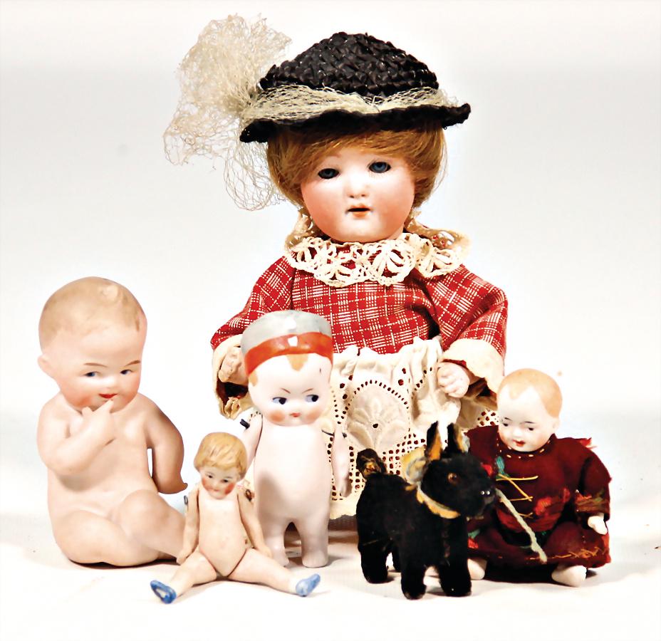 Konv. Puppen, kl. HEUBACH, 320, 18,5 cm, blaue: Konv. Puppen, kl. HEUBACH, 320, 18,5 cm, blaue Schlafaugen, off. Mund, Zähne, durchst. Ohren, bespielter, einfacher Sitzbaby-Körper, kl. Hund, 3 Ganzbiskuit-Puppen, kl. Kewpie, Sitzhöhe 8,5 cm