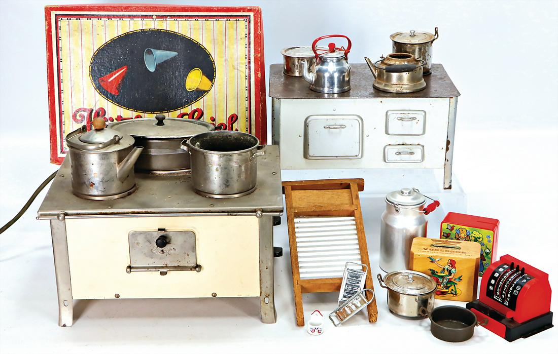 Konv. 2 Puppenküchen-Herde, wohl 30er Jahre, 1x elektr.: Konv. 2 Puppenküchen-Herde, wohl 30er Jahre, 1x elektr. Ausführung, 1x Spiritus, einige Töpfe, Kleinteile, 1 Hütchenspiel