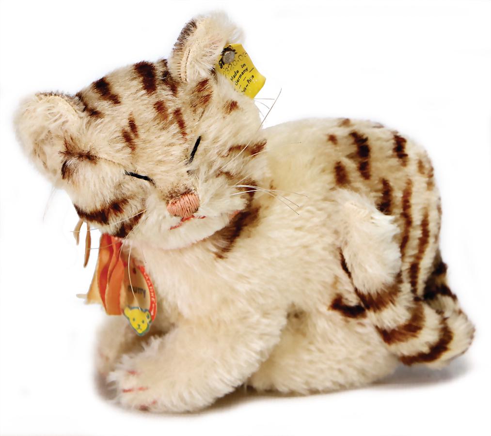 STEIFF Snurry, kompl., Nr. 2320.03, Knickstelle am: STEIFF Snurry, kompl., Nr. 2320.03, Knickstelle am Schild, Knopf u. Fahne liegen lose bei, Sitzhöhe 15 cm, sehr guter Zust.