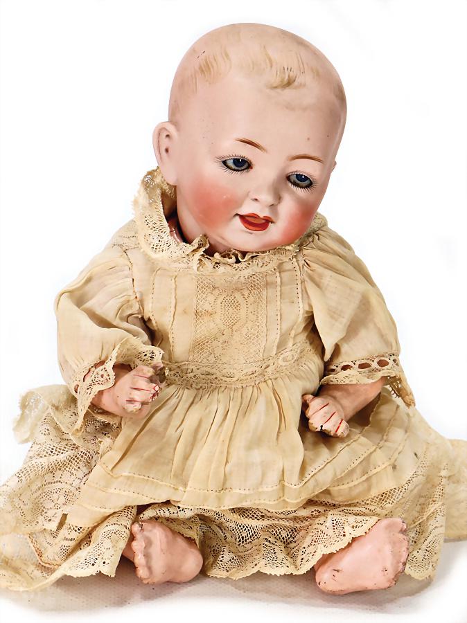 JDK KESTNER Biskuit-Porzellan-Vollkopf, Charakter-Baby,: JDK KESTNER Biskuit-Porzellan-Vollkopf, Charakter-Baby, 25 cm, blaue Schlafaugen, off./geschl. Mund, Sitzbaby-Körper mit untersch. Handhaltung, alte Kleidung, bitte Transportrisiko für Augenmechanis