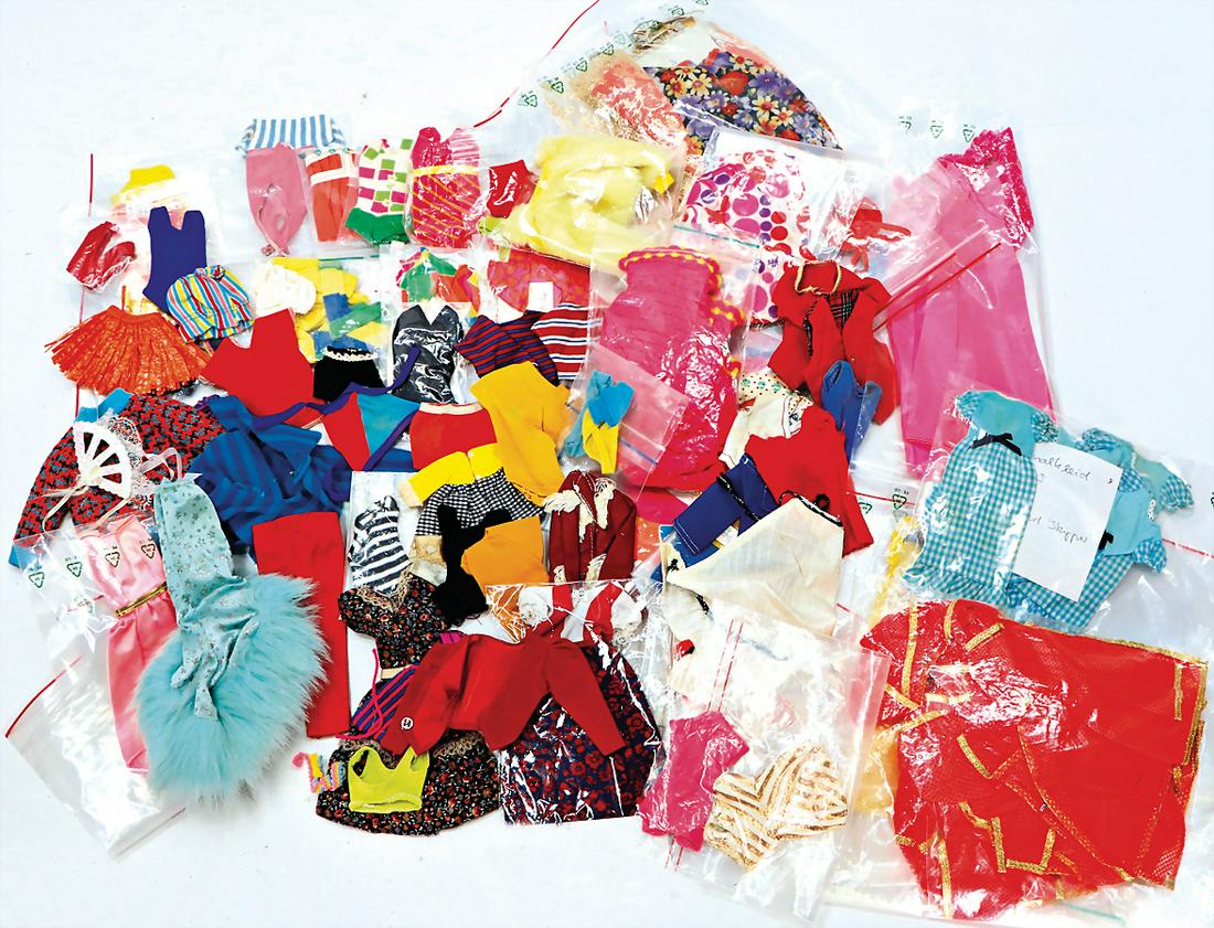 MATTEL Konv. Barbie, Outfits, nicht kompl. u.: MATTEL Konv. Barbie, Outfits, nicht kompl. u. Einzelteile, reichh., unsortiert