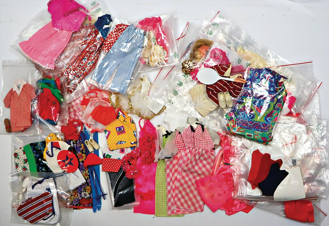 MATTEL Konv. Barbie, Outfits, unsortiert u.: MATTEL Konv. Barbie, Outfits, unsortiert u. Einzelteile, reichh.