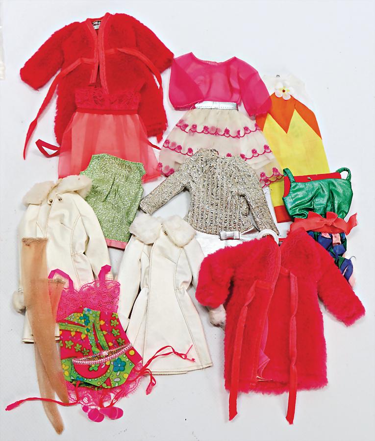MATTEL Konv. Barbie Outfits, meist nicht kompl., Outfit: MATTEL Konv. Barbie Outfits, meist nicht kompl., Outfit # 1821, 1867, 1481, 1799, 1867, 1885, 1460, meist guter Zust.