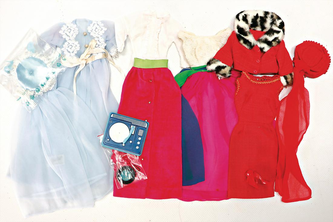 MATTEL Konv. Barbie Outfits, meist nicht kompl., Outfit: MATTEL Konv. Barbie Outfits, meist nicht kompl., Outfit # 1640, Matineé Fashion, Outfit # 1638-4 Saturday Dance, Outfit # 1633-3, Disco Date, Outfit # 1636-2, Sleeping Pretty