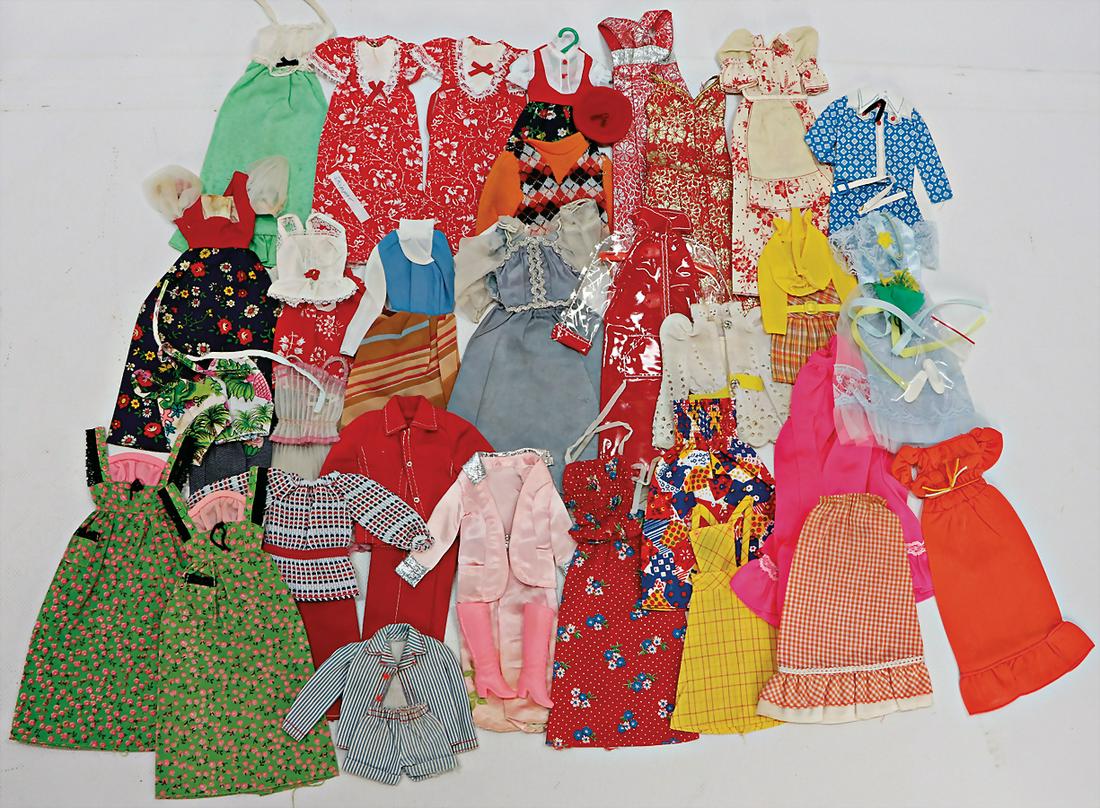 MATTEL Konv. Barbie Outfits, meist Mitte 70er Jahre,: MATTEL Konv. Barbie Outfits, meist Mitte 70er Jahre, Röcke, Jacken, Kleider, Hosen, reichh., guter Zust.