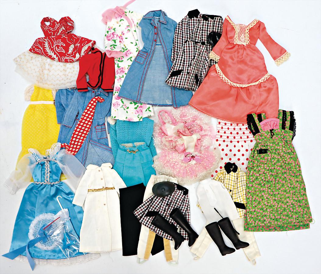 MATTEL Konv. Barbie Outfits, meist Mitte 70er Jahre,: MATTEL Konv. Barbie Outfits, meist Mitte 70er Jahre, Hosen, Röcke, Stiefel, reichh.