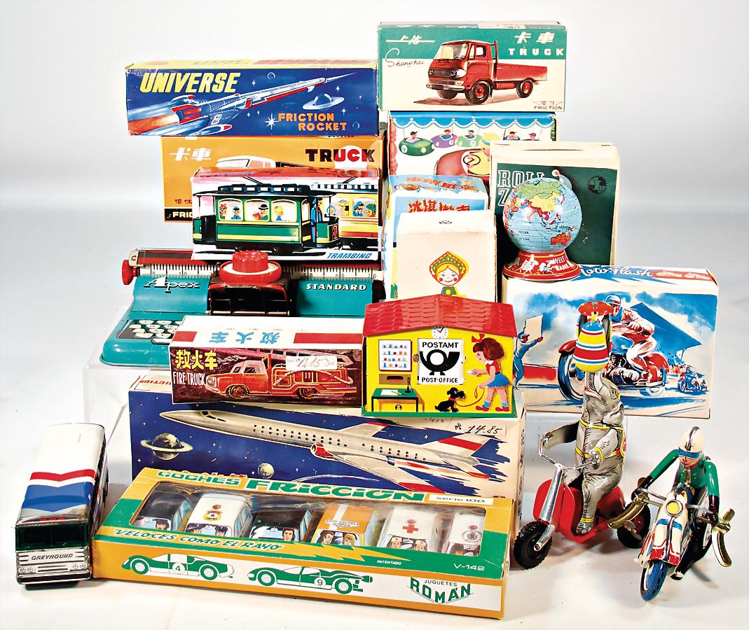 Konv. 17 Teile, Blechspielzeug, älter u. jünger, meist: Konv. 17 Teile, Blechspielzeug, älter u. jünger, meist neuw. im Orig.-Kart., Spaceteile, Spardosen u.a.
