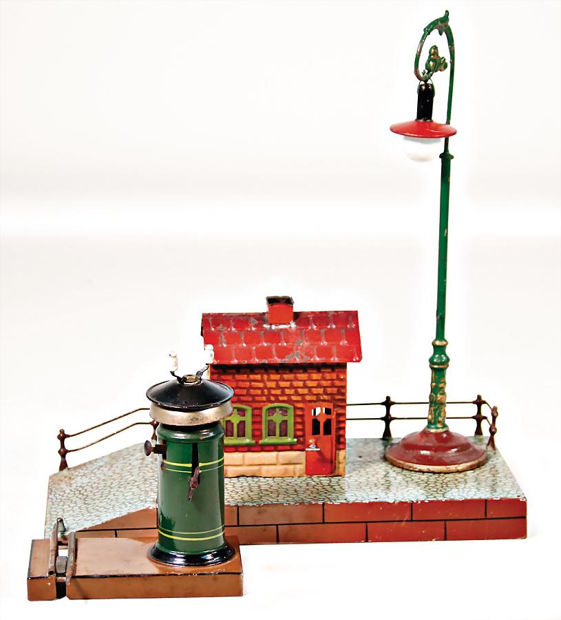 MÄRKLIN age-old, chime, with train running control,: MÄRKLIN age-old, chime, with train running control, clock mechanism stucks, otherwise good condition, old MÄRKLIN symbol, 1 lamp, lamp head isn't original, 1 house for level crossing attendants, age